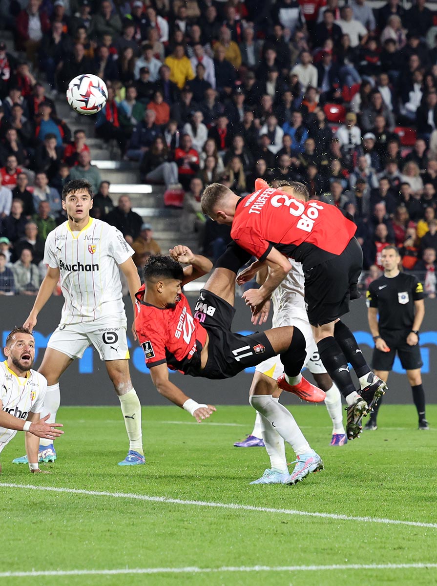 Deux joueurs du Stade Rennais, Ludovic Blas en retourné et Adrien Truffert de la tête, qui se téléscopent devant le but lors de Rennes - Lens le 21/09/24